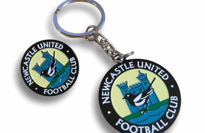 Newcastle United FC Retro Crest Badge & Keyring Set